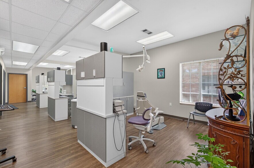 More Photos Of 1567 W Diane St, Ozark Office For Sale