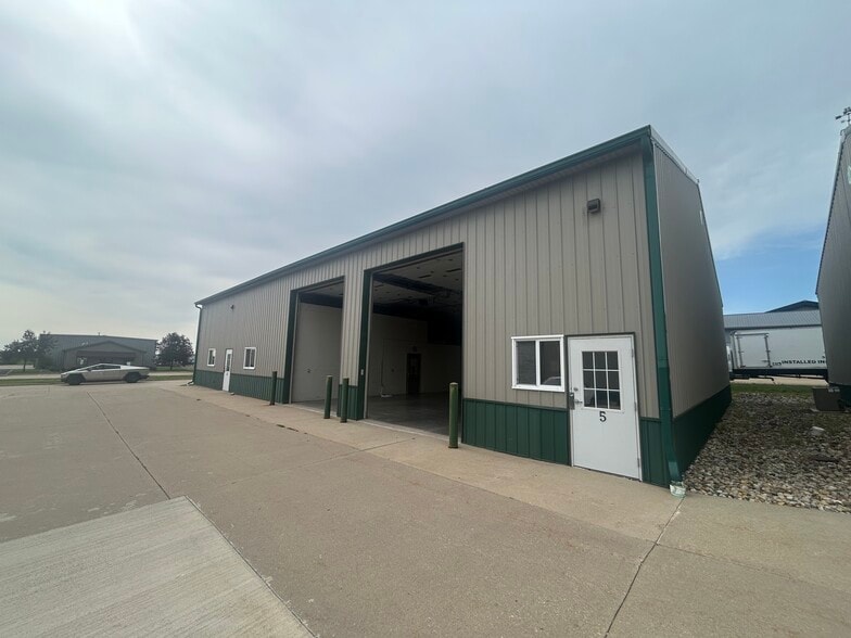Primary Photo Of 416 Olympia Dr, Bloomington Warehouse For Lease