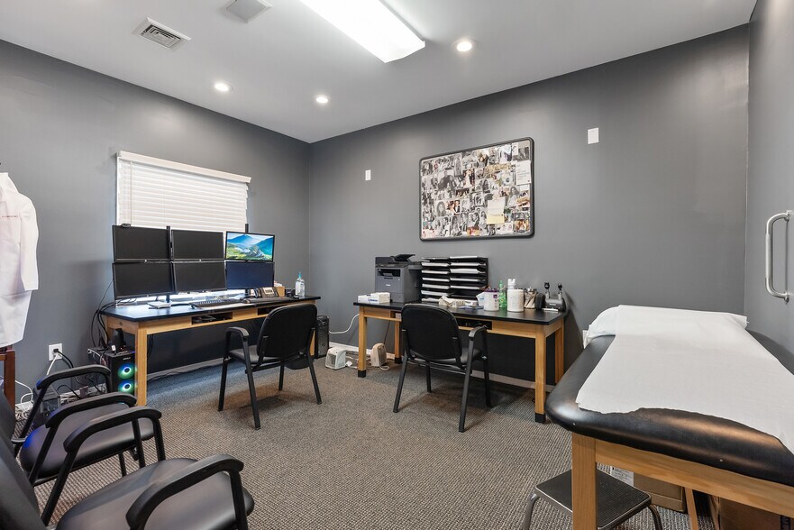 More Photos Of 2004 Bayshore Rd, Villas Medical For Sale