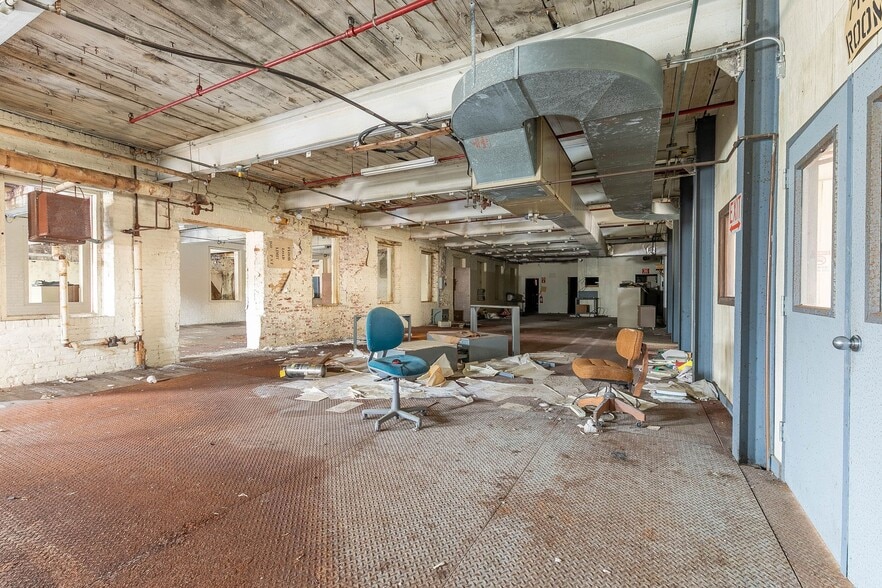 More Photos Of 1190 Huntington Rd, Huntington Manufacturing For Lease