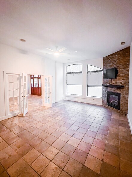 More Photos Of 852-856 N Damen Ave, Chicago Office For Lease