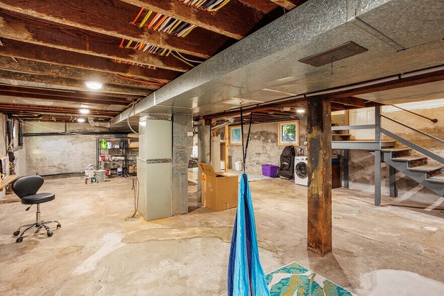 More Photos Of 510 NE Dekum St, Portland Office For Sale