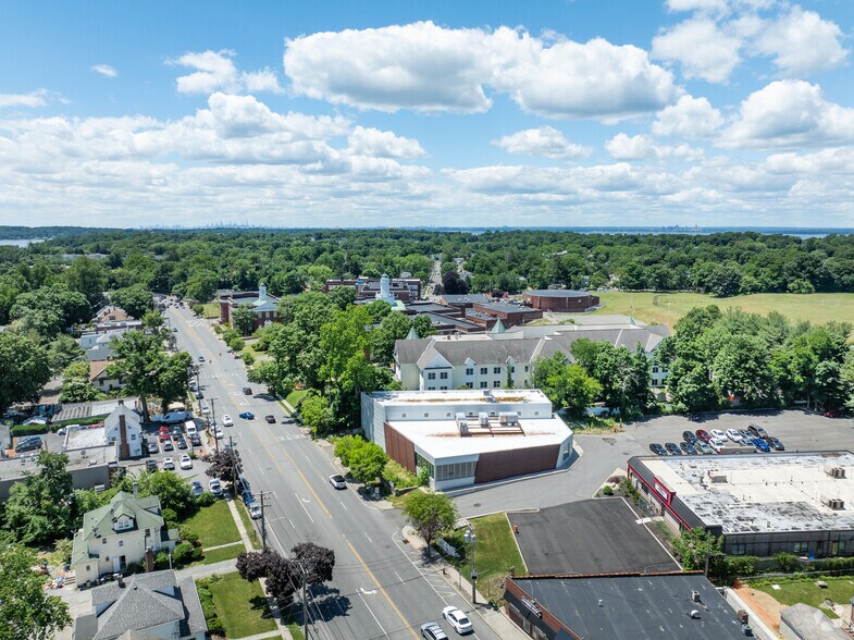 More Photos Of 41 Forest Ave, Glen Cove General Retail For Lease