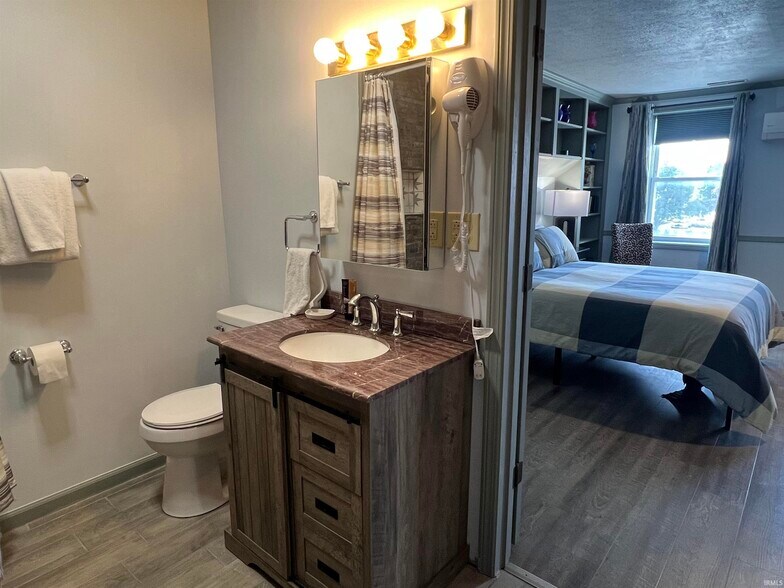 More Photos Of 128 W Walnut St, Kokomo Flex For Sale