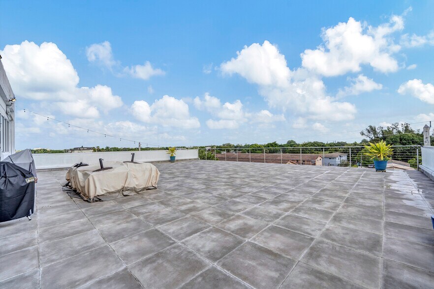 More Photos Of 5465 NW 36th St, Miami Office For Sale