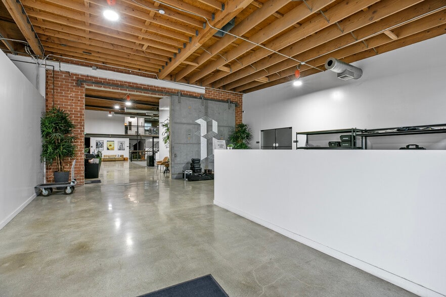 More Photos Of 1604 Venice Blvd, Los Angeles Showroom For Lease