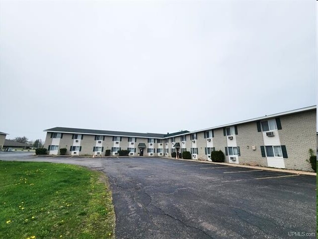 Primary Photo Of 2702 N Stephenson Ave, Iron Mountain Hotel For Sale