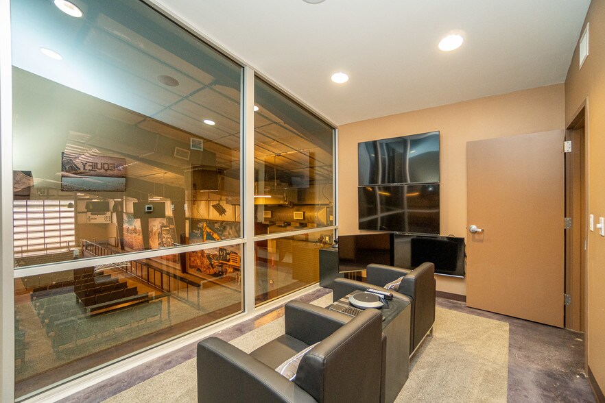 More Photos Of 7044 Interstate 10, Sealy Distribution For Sale