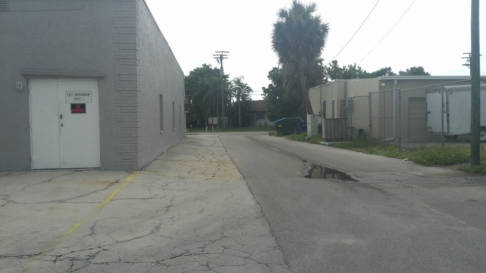 More Photos Of 1211 Miramar St, Cape Coral Office For Sale