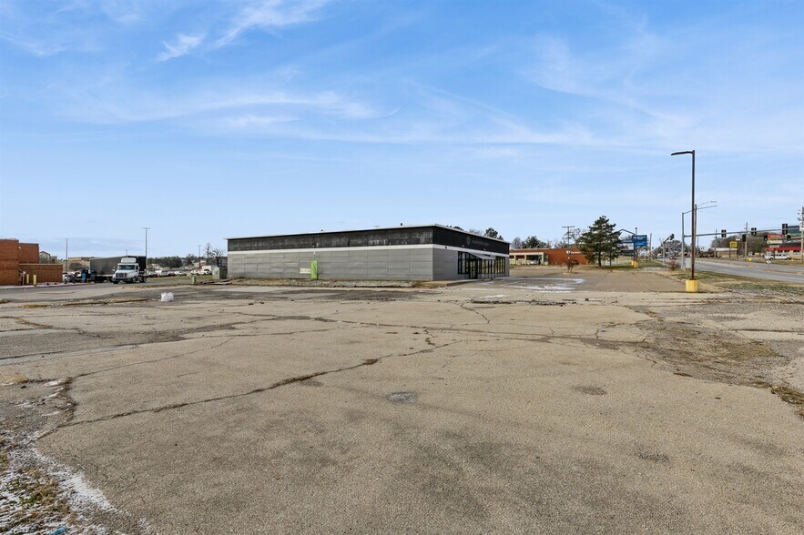 More Photos Of 1101 E Army Post Rd, Des Moines Freestanding For Sale