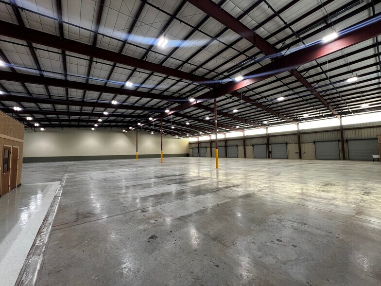 More Photos Of 3125 Drane Field Rd, Lakeland Warehouse For Lease