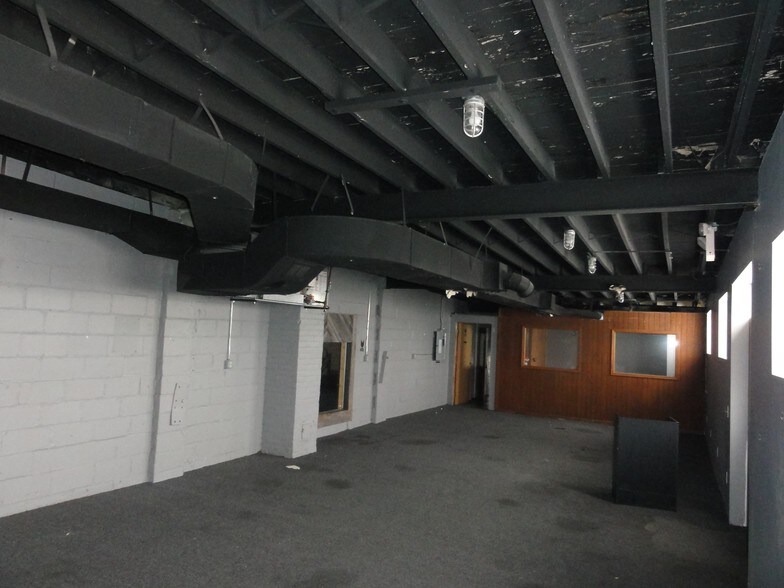 More Photos Of 19024 Florida St, Roseville Showroom For Sale