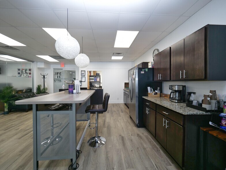 More Photos Of 7300 N Cicero Ave, Lincolnwood Loft Creative Space For Sale