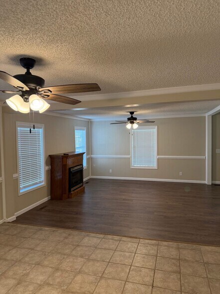 More Photos Of 400 W 5th St, Adel General Retail For Lease
