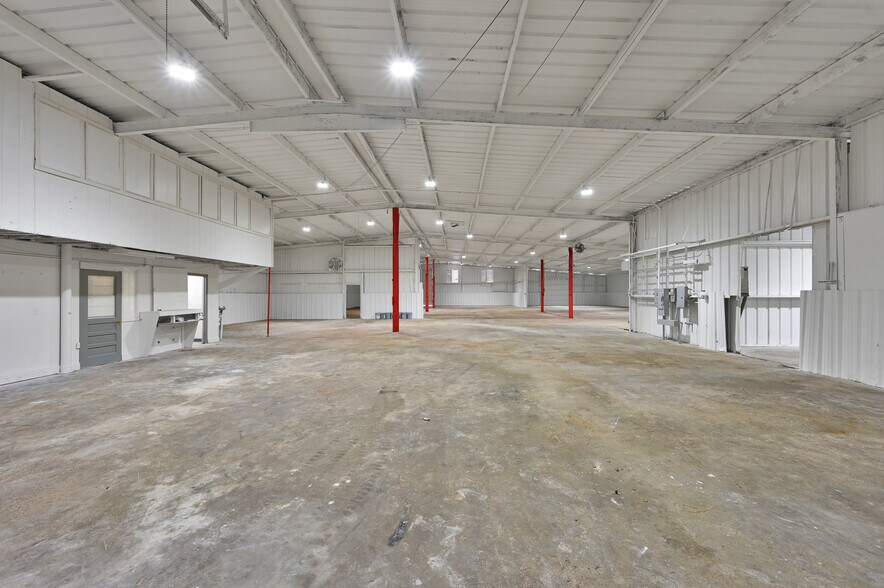More Photos Of 11737 & 11739 Highway 75, Willis Warehouse For Lease