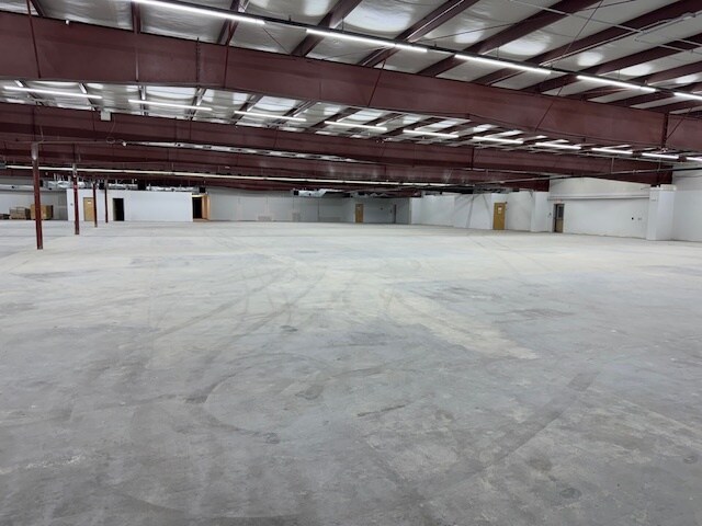 More Photos Of 675 Hennessy Way, Bowling Green Light Distribution For Lease