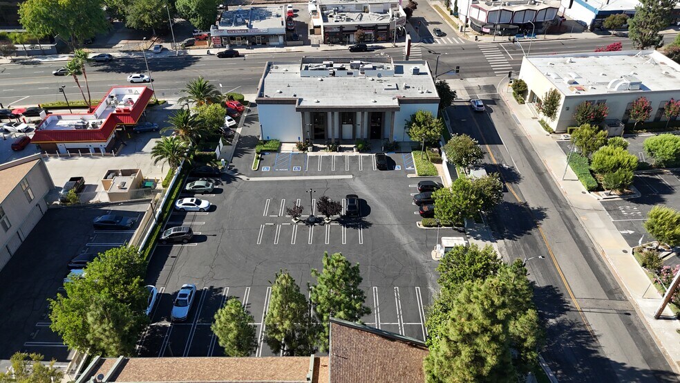 More Photos Of 19900 Ventura Blvd, Woodland Hills Office For Lease