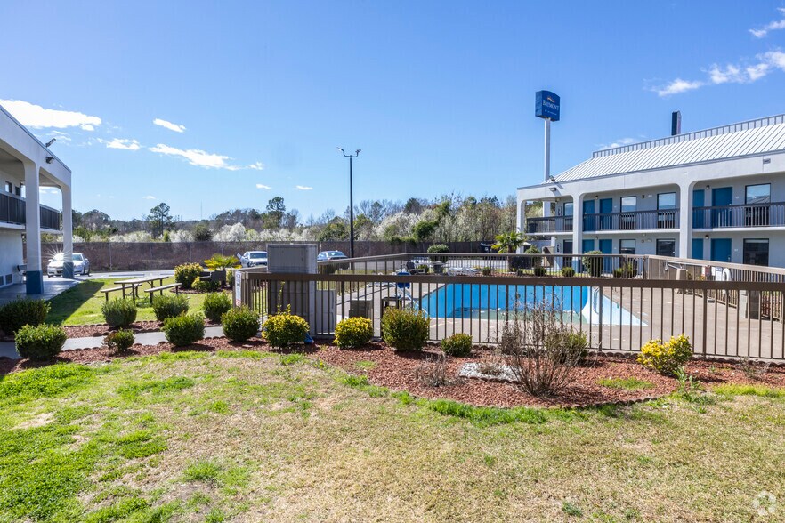 More Photos Of 1826 W Lucas St, Florence Hospitality For Sale