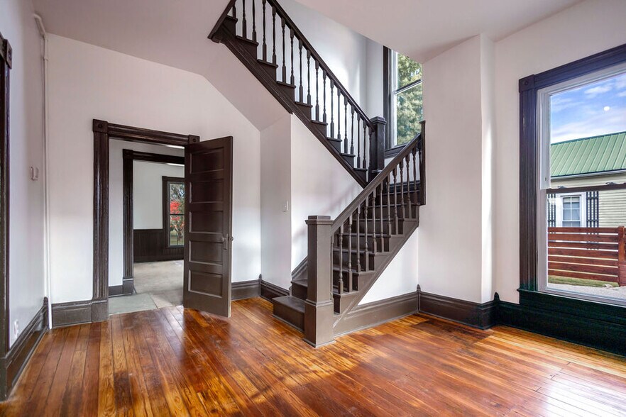 More Photos Of 205 Broadway St, Cave City Office Residential For Sale