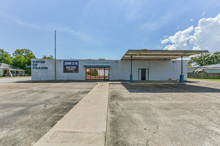 More Photos Of 130 S 4th St, La Porte General Retail For Sale