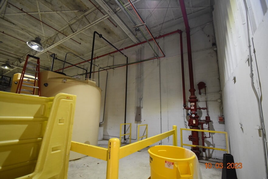 More Photos Of 956 N Broadway St, Greenville Distribution For Sale