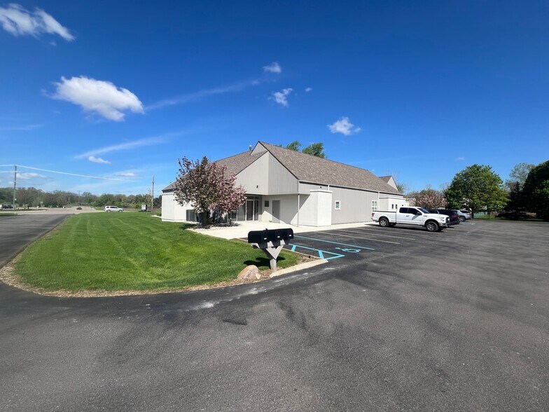More Photos Of 21800 Pontiac Trl, South Lyon Office For Sale