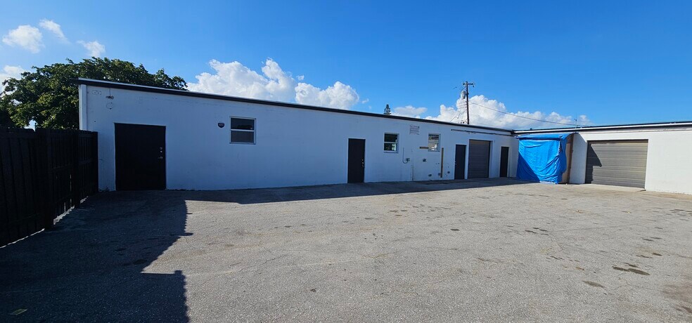 More Photos Of 211 SE 9th Ave, Boynton Beach Light Manufacturing For Lease