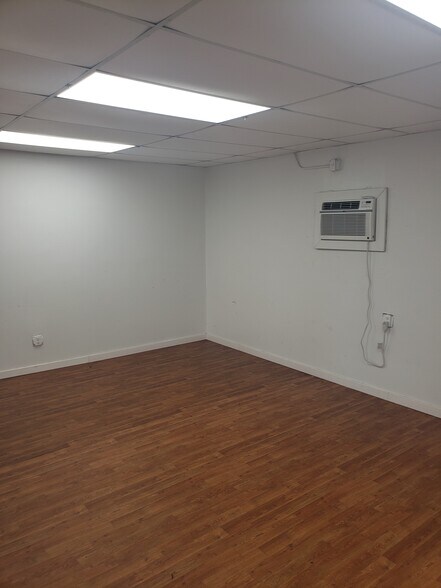 More Photos Of 585 1st Ave S, Jacksonville Beach Showroom For Lease
