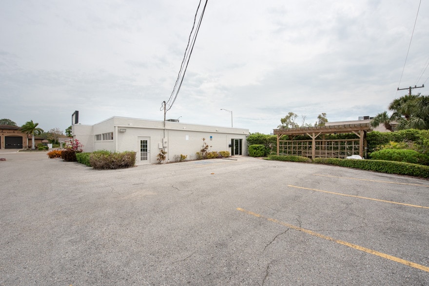 More Photos Of 7430 Tamiami Trl, Sarasota Loft Creative Space For Lease