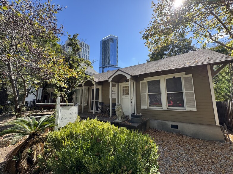 Primary Photo Of 605-607 W 9th St, Austin Office Residential For Lease