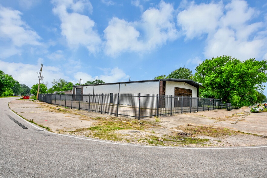 More Photos Of 8603 Shoal Creek Dr, Houston Warehouse For Sale