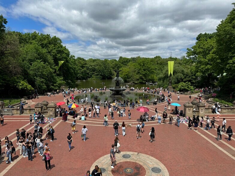 More Photos Of 19 E 75th St, New York Storefront Retail Office For Sale