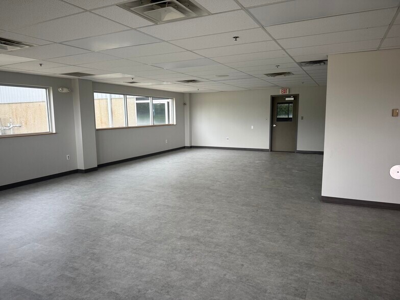 More Photos Of 1615 W McDonald St, Hartford City Warehouse For Sale