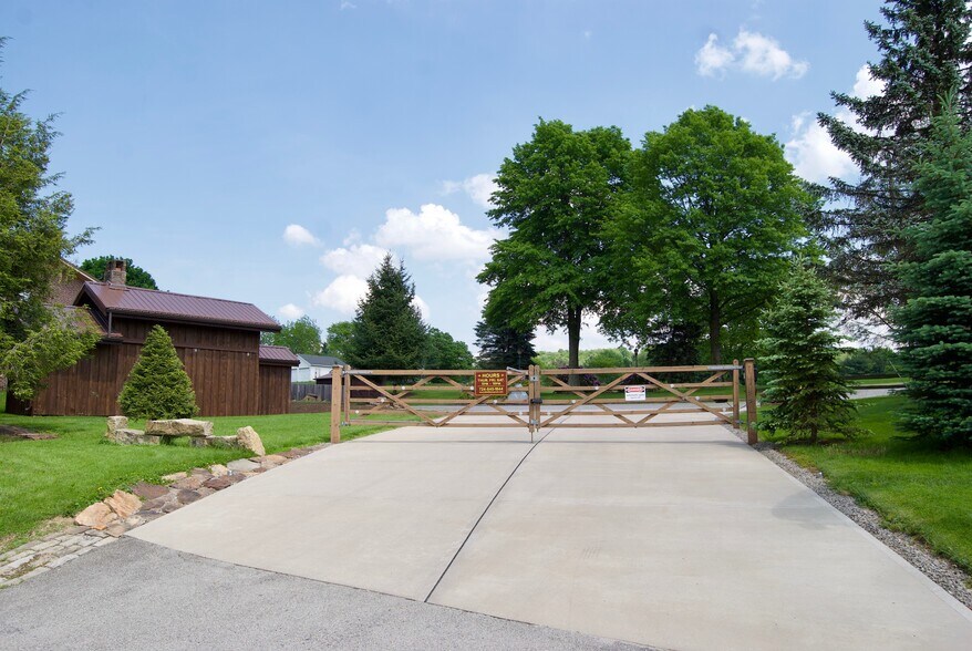 More Photos Of 690-692 State Route 66, Leechburg General Retail For Sale