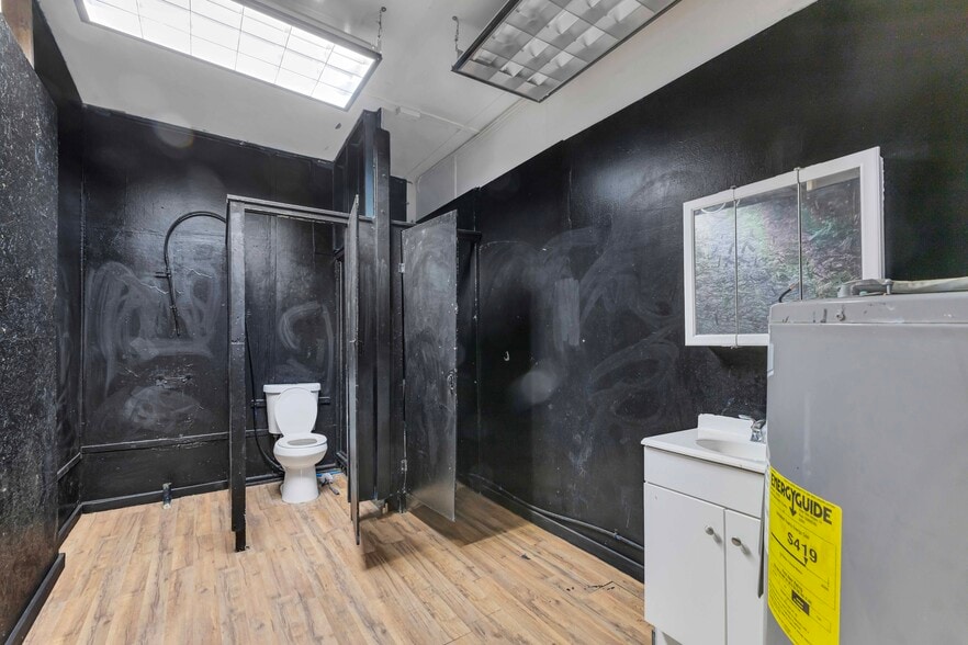 More Photos Of 7500 Bessemer Ave, Cleveland Manufacturing For Lease