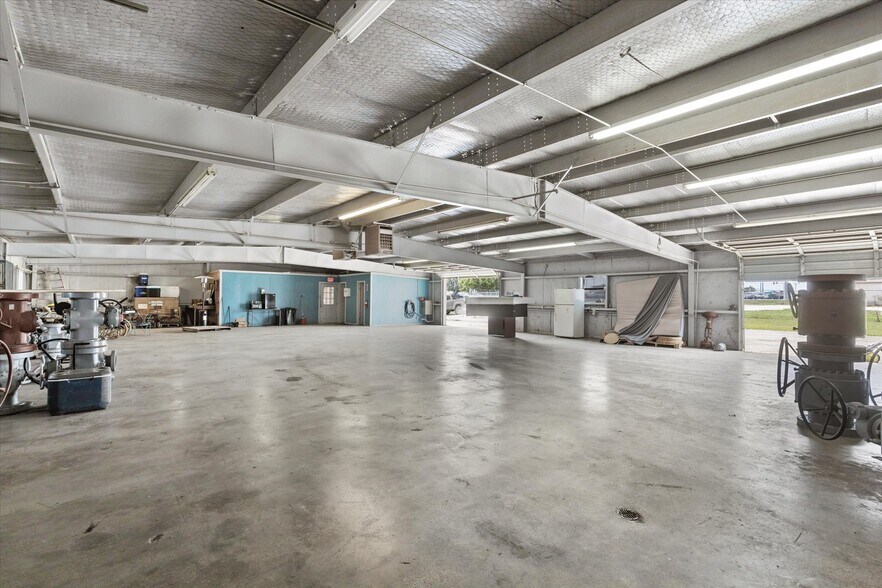 More Photos Of 2305 N Main St, Cleburne Flex For Sale