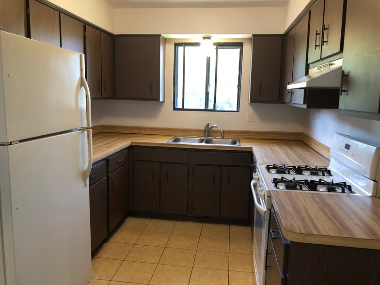 More Photos Of 7710 Wildwood Ct, Darien Apartments For Sale