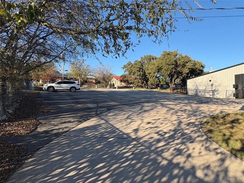 More Photos Of 608 SW Big Bend Trl, Glen Rose Restaurant For Sale