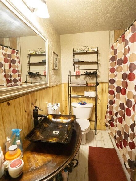 More Photos Of 215 SW 6th St, Mooreland Hotel For Sale