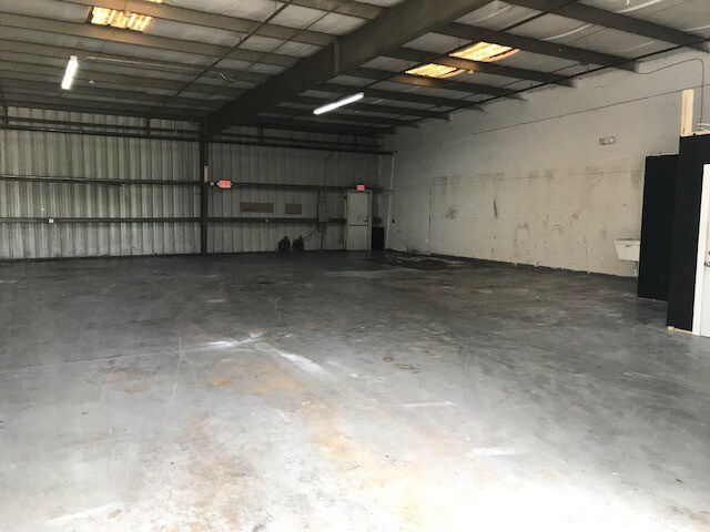 More Photos Of 825 15th St, Lake Park Warehouse For Lease