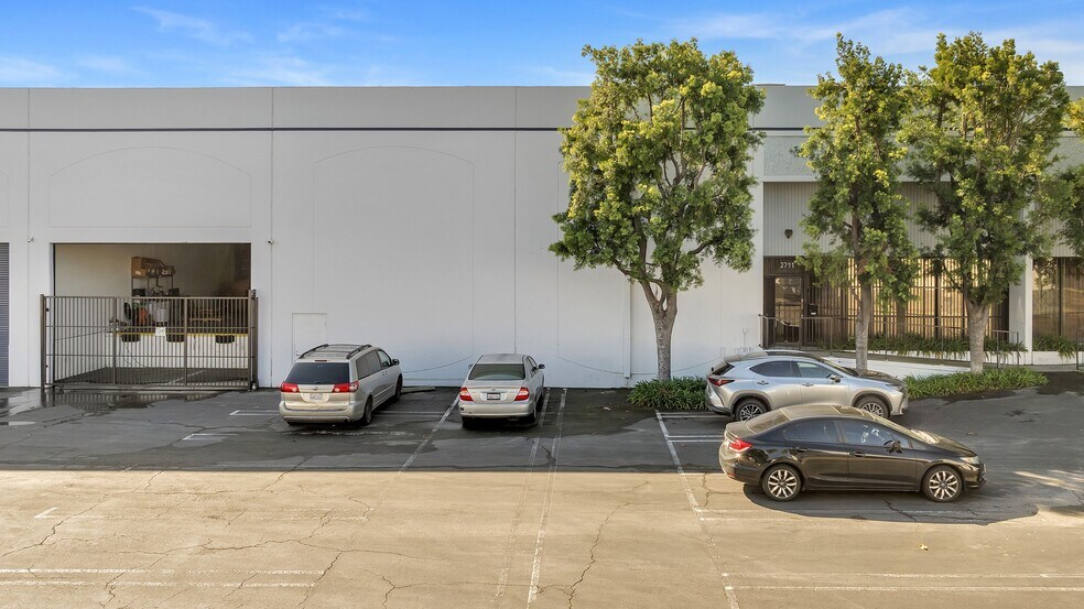 More Photos Of 2501-2551 S Alameda St, Los Angeles Unknown For Lease