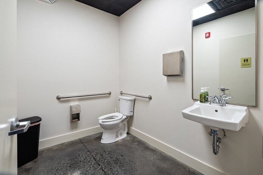 More Photos Of 1898 Hinds Rd, Toms River Storefront Retail Office For Lease