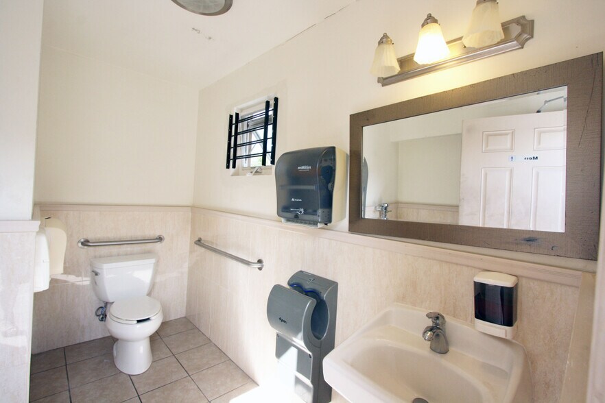 More Photos Of 3036 Waialae Ave, Honolulu Restaurant For Sale