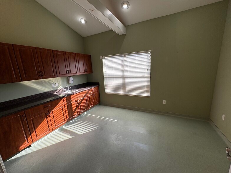 More Photos Of 9066 Cypress Green Dr, Jacksonville Medical For Lease