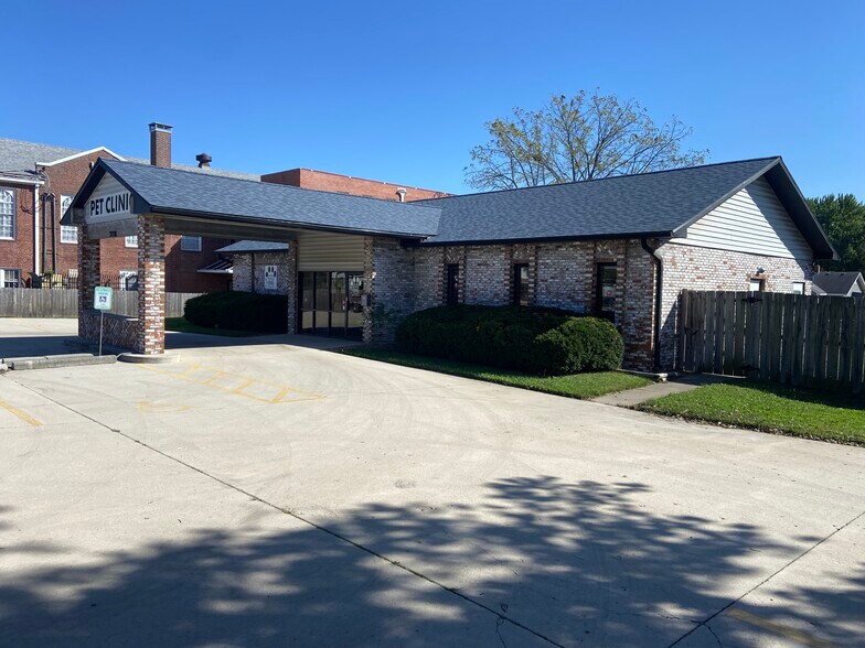 More Photos Of 2228 W College St, Springfield Veterinarian Kennel For Sale