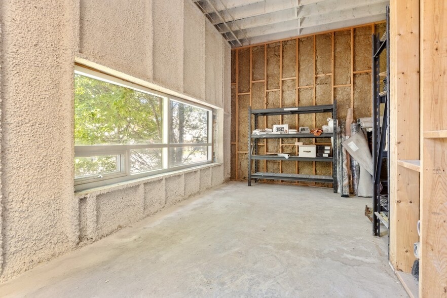 More Photos Of 255-257 Ste-anne Ave, Ottawa Warehouse For Lease