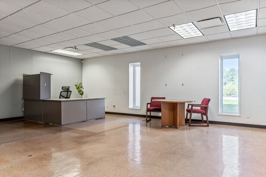 More Photos Of 1402 E Veterans Memorial Pky, Warrenton Manufacturing For Sale