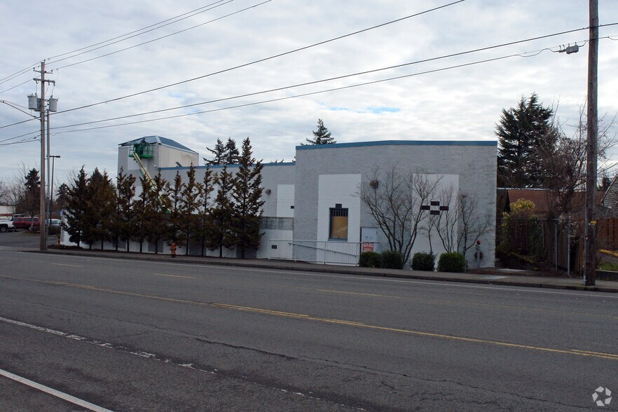 More Photos Of 4346 NE Cully Blvd, Portland Drugstore For Lease