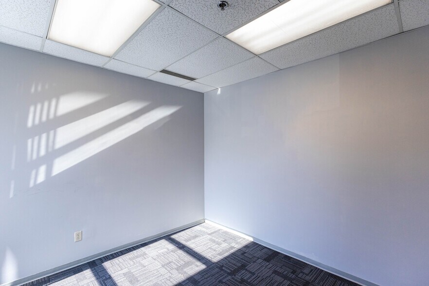 More Photos Of 3871 N Fraser Way, Burnaby Showroom For Sale