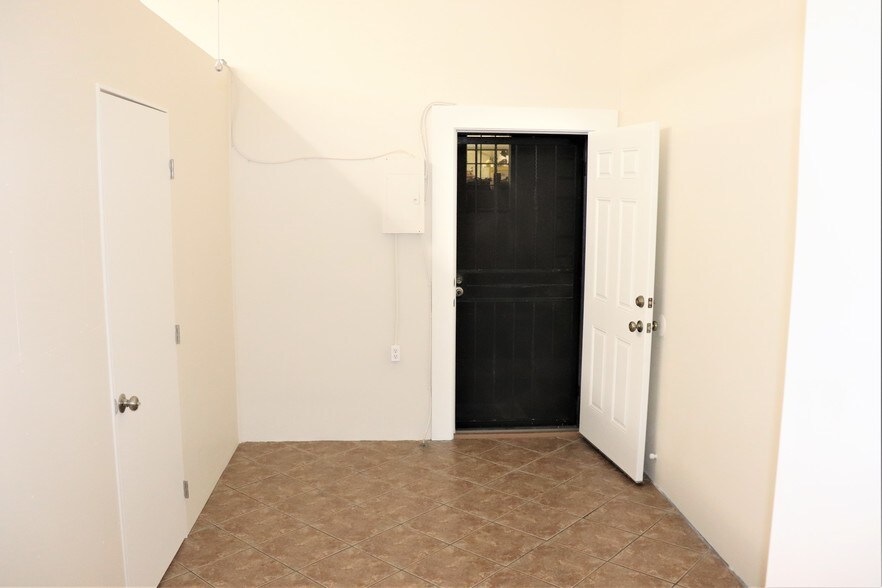 More Photos Of 108 S 10th St, Santa Paula Storefront Retail Residential For Lease